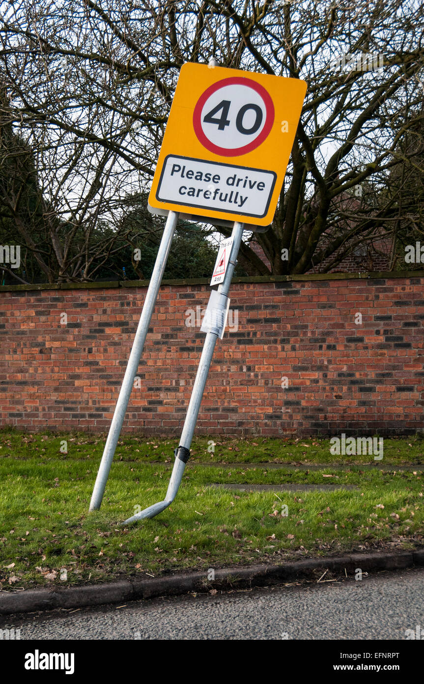 Veuillez conduire avec prudence des panneaux routiers en voiture endommagée Banque D'Images