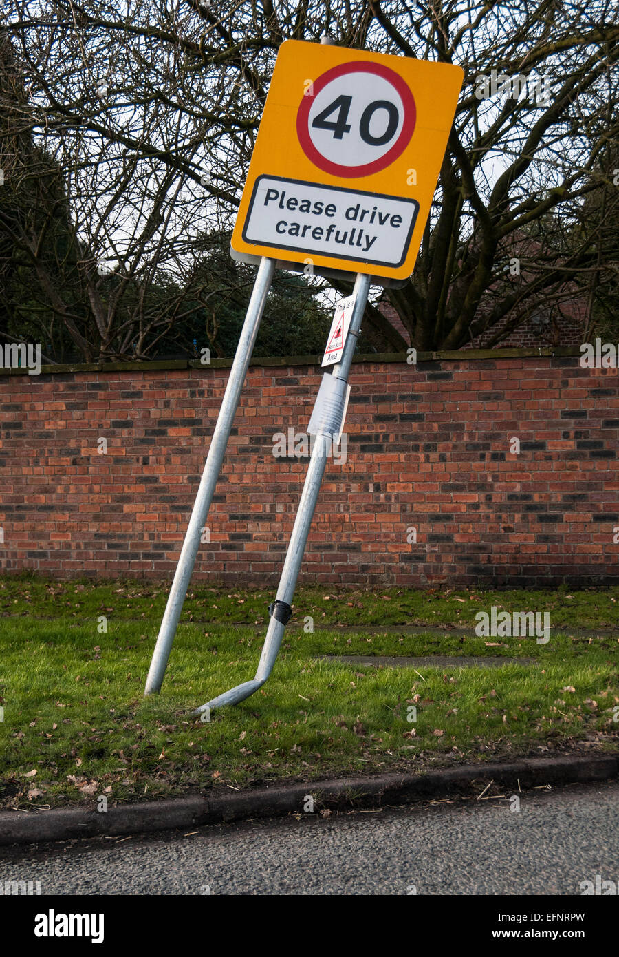 Veuillez conduire avec prudence des panneaux routiers en voiture endommagée Banque D'Images