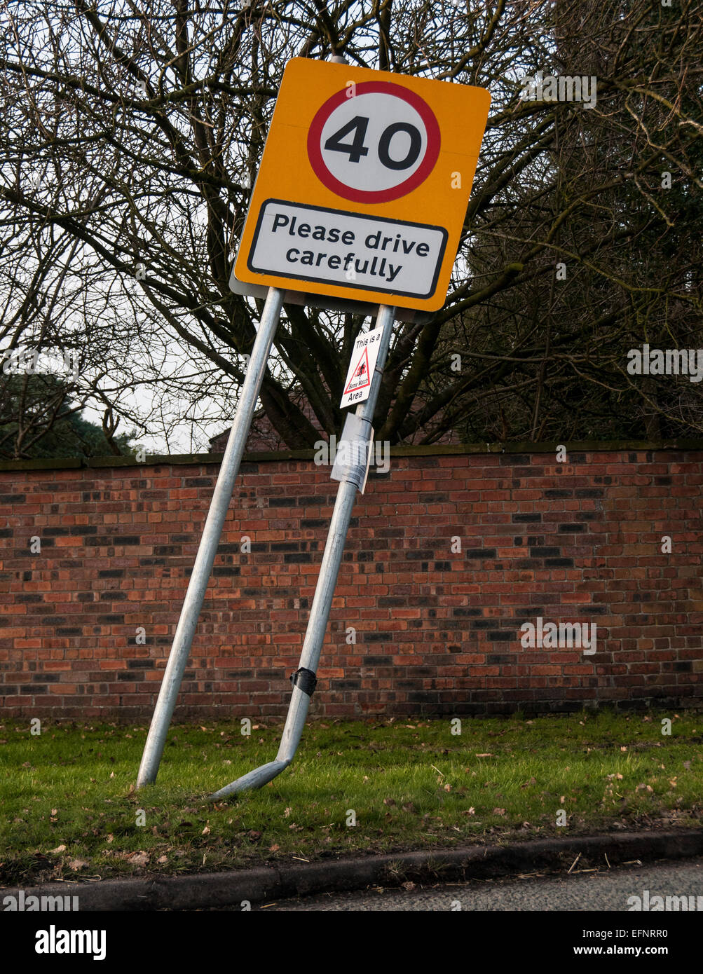 Veuillez conduire avec prudence des panneaux routiers en voiture endommagée Banque D'Images