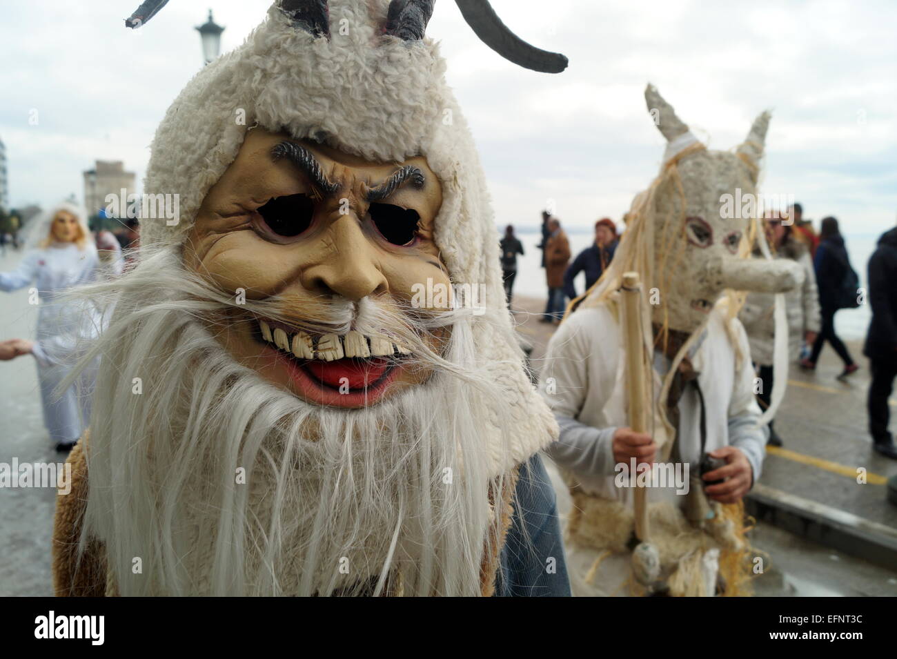 Thessalonique, Grèce, 8 février 2015. Porteurs de Bell dans le nord de la parade port grec de Thessalonique. Le Folklife et Musée Ethnologique de Thessalonique a organisé pour la deuxième fois, le défilé des porteurs de Bell. Le défilé a eu lieu dans le contexte de l'action "Routes de Bell", qui tente d'explorer les coutumes de Bell en Europe. Credit : Orhan Tsolak/Alamy Live News Banque D'Images