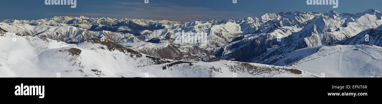 Panorama de la vallée d'Aure dans les Hautes Pyrénées en hiver, vu depuis le haut de de Saint-Lary-Soulan ski resort, sur les chaînes de montagnes d'H Banque D'Images