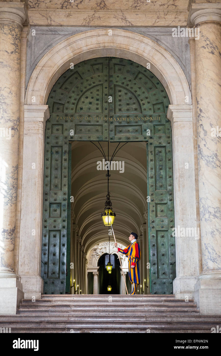 Stand de la garde suisse et protège entrée de Vatican, Rome, Italie Banque D'Images