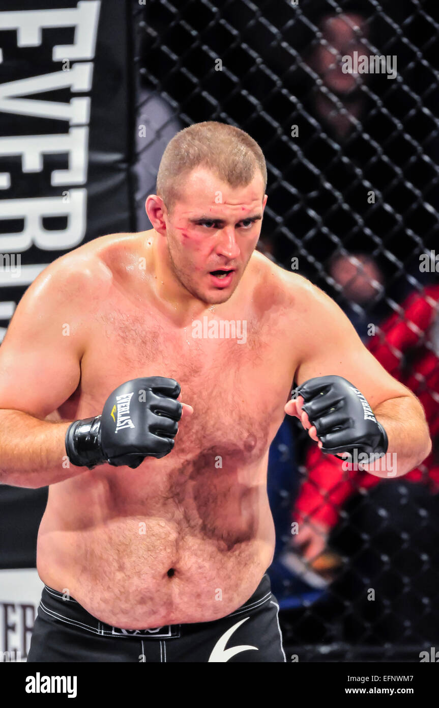 Heavyweight MMA fighter subit une coupe à l'œil et la joue. Banque D'Images