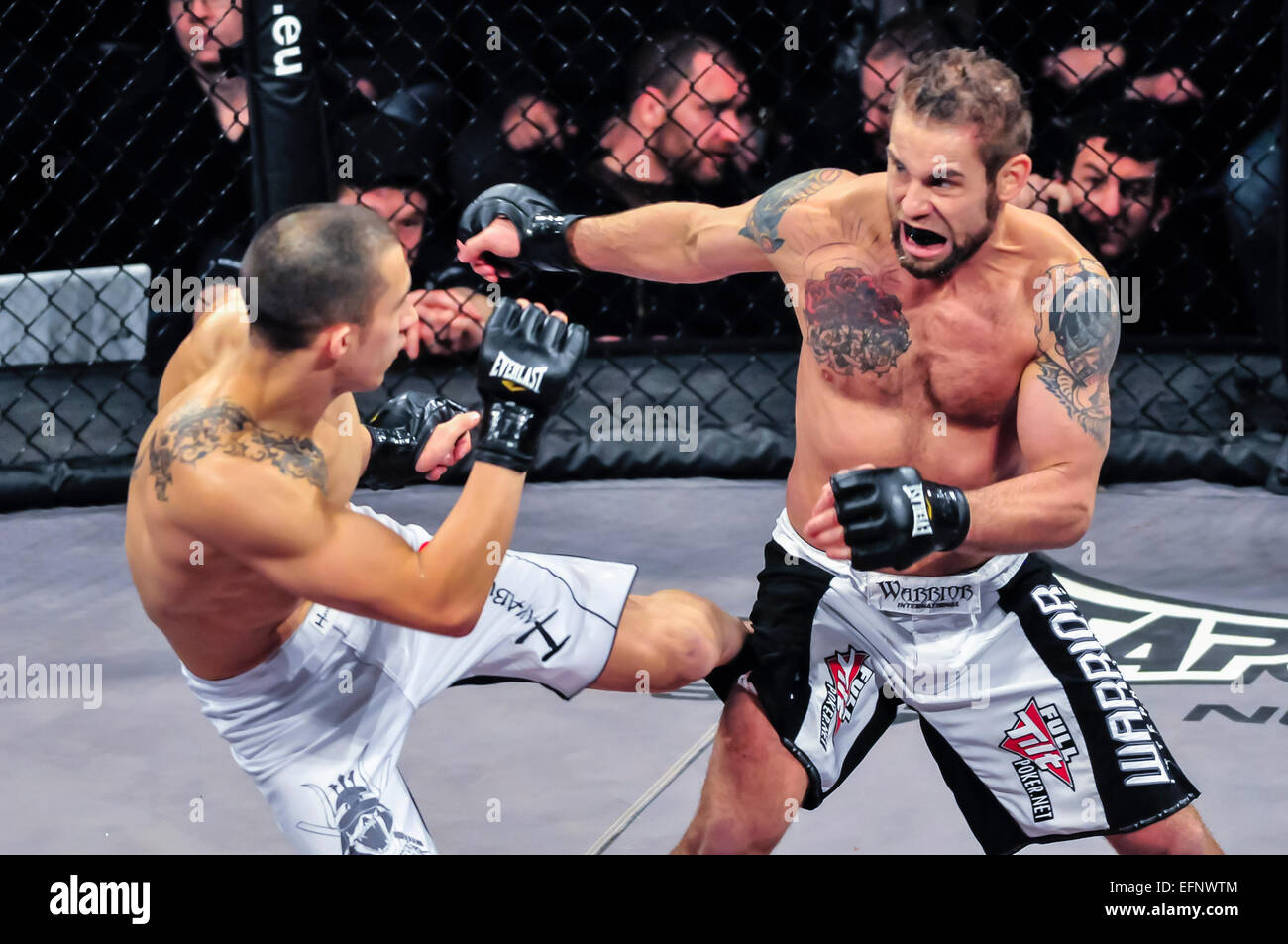Rich Clementi de New Jersey, en ce moment à Louisiane, une cage de MMA UFC figher et champion de lutte, prend sur un adversaire de l'Irlande du Nord. Banque D'Images