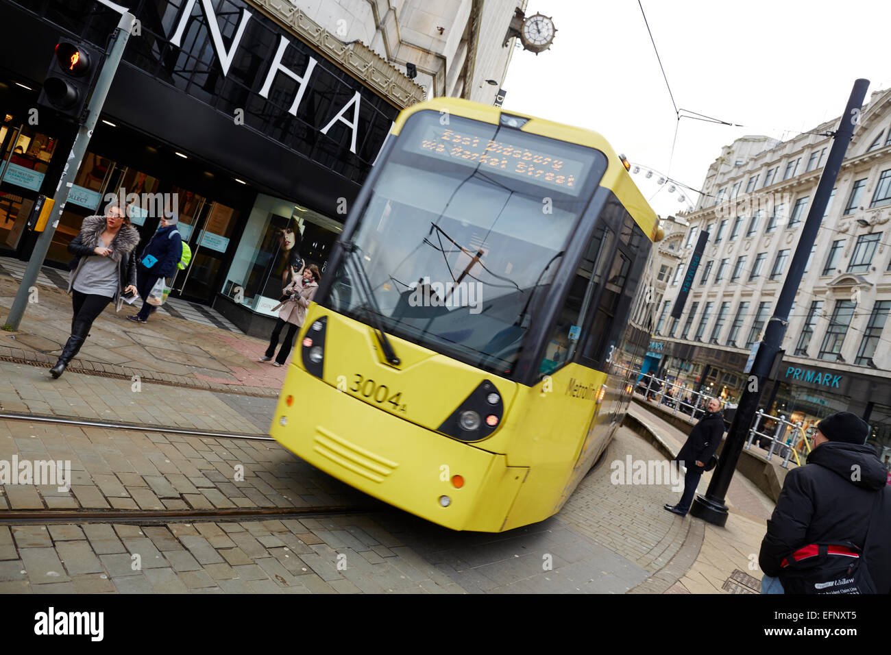Un arrêt de tramway Metrolink passant le haut de Market Street Manchester UK Banque D'Images