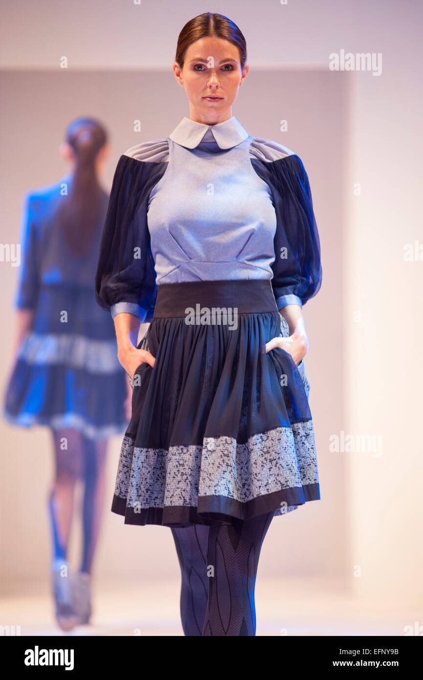 Des modèles de mode sur le podium lors d'un fashion show Bora Aksu Banque D'Images