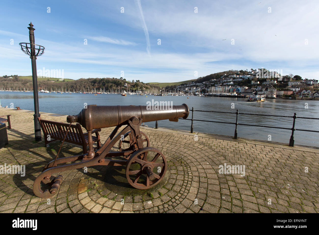Ville de Dartmouth, en Angleterre. Une antique cannon sur Dartmouth's promenade avec la rivière Dart et Kingswear dans l'arrière-plan. Banque D'Images