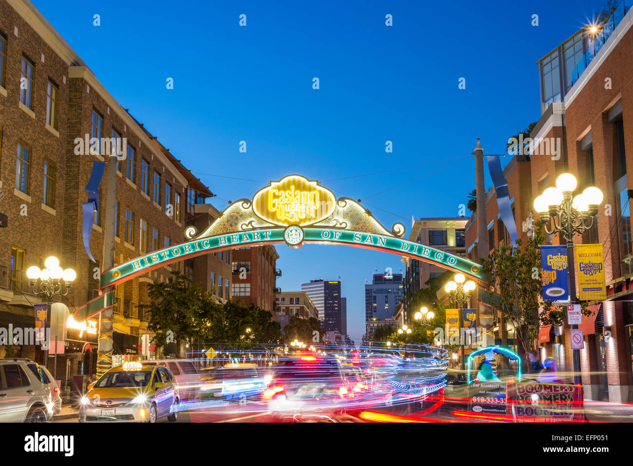 Le quartier Gaslamp sign est éclairée la nuit. À la 5e Avenue vers le bas. San Diego, Californie, États-Unis. Banque D'Images