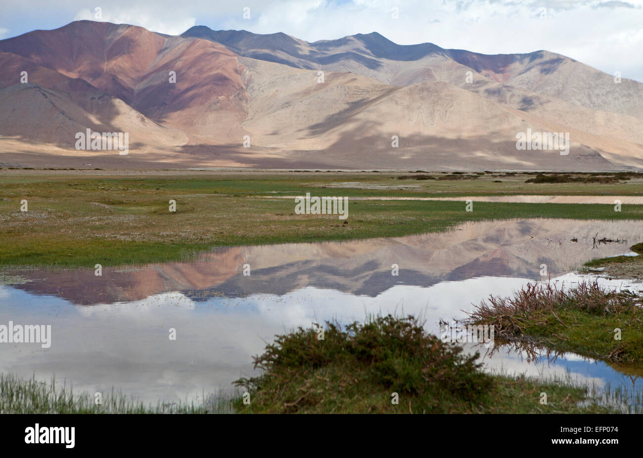 Les reflets dans le lac Tsokar, haut dans l'Himalaya indien du Ladakh Banque D'Images