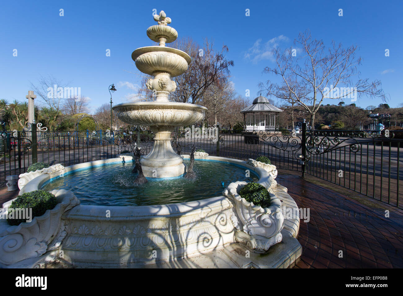 Ville de Dartmouth, en Angleterre. Vue pittoresque de la fontaine du Jubilé de l'époque victorienne situé à Dartmouth, l'avenue Royal Gardens. Banque D'Images