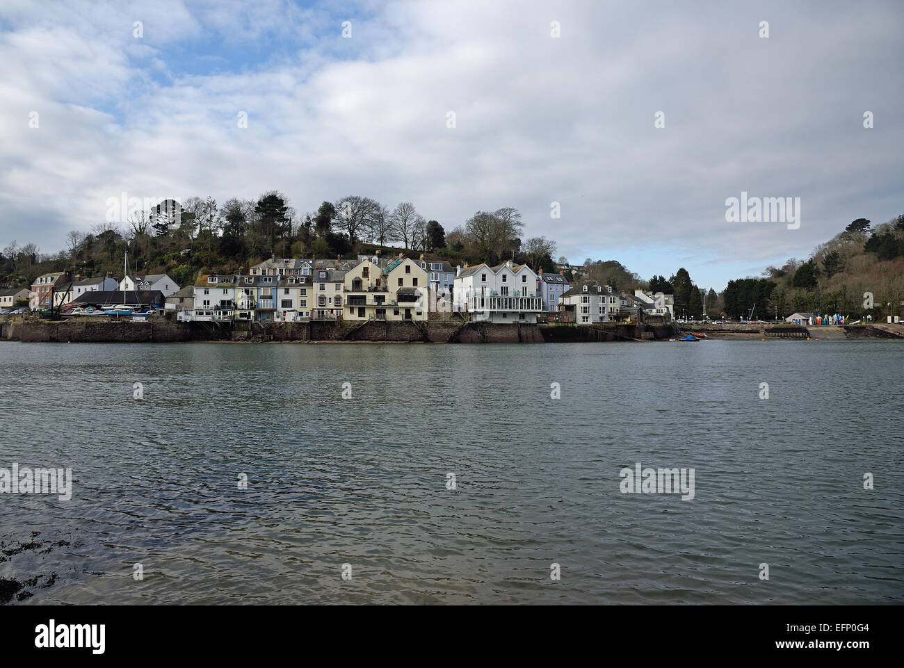 Rue Fowey, Cornwall, UK. Vue sur la rivière Fowey estaury de Bodinnick. Banque D'Images