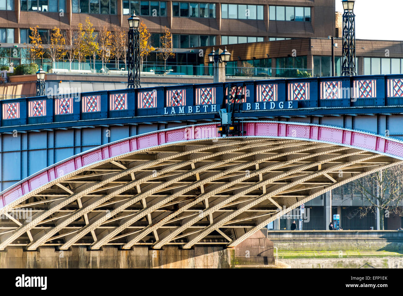 Lambeth Bridge est une passerelle et le trafic routier traversant la Tamise dans un axe est-ouest dans le centre de Londres Banque D'Images