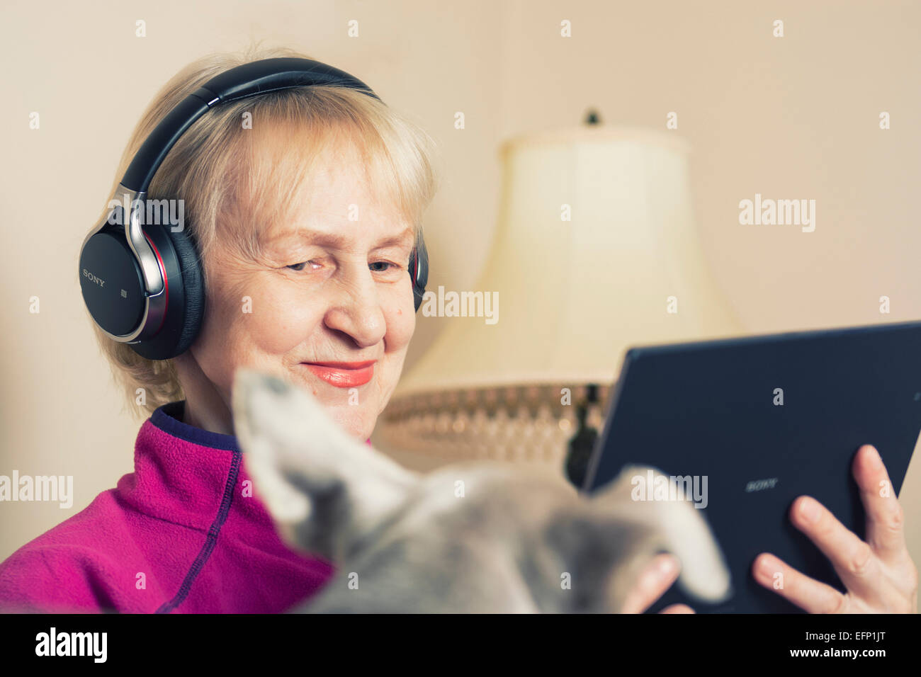 Casque femme Blue tooth, Streaming Tablette Musique Films Livres audio support sonore des appareils sans fil Banque D'Images