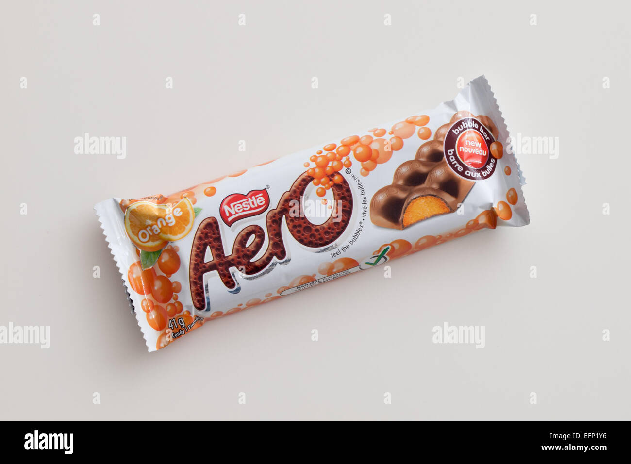 Une barre de chocolat Orange Aero, produit par Nestlé. Emballage canadien illustré. Banque D'Images