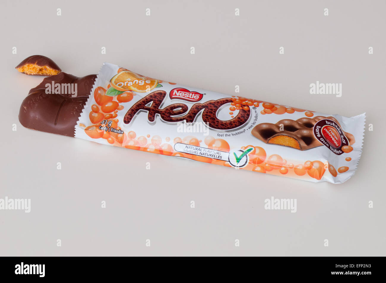Une barre de chocolat Orange Aero, produit par Nestlé. Emballage canadien illustré. Banque D'Images