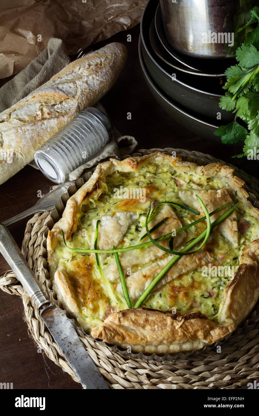 Quiche de légumes sur la table set Banque D'Images