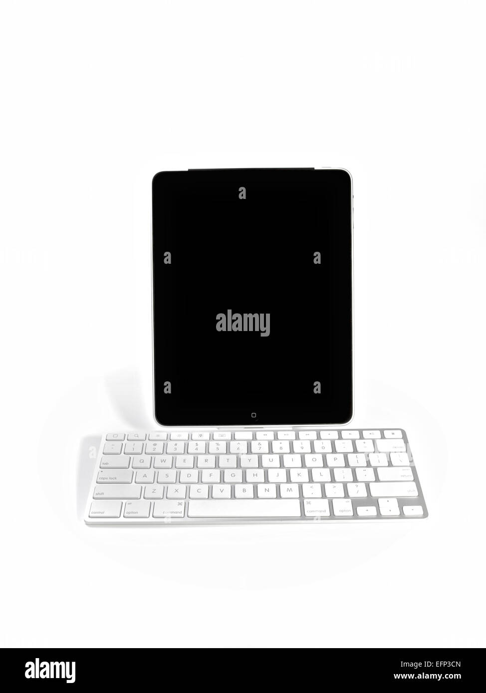 Ordinateur Apple Ipad tablette avec un clavier, isolé sur fond blanc Banque D'Images