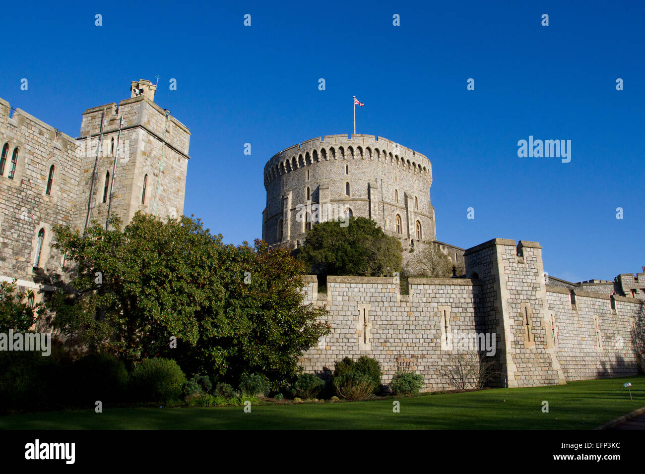 Tour ronde (la conserver) et des murs extérieurs du château de Windsor, Berkshire, Angleterre avec Union Jack en janvier vol Banque D'Images