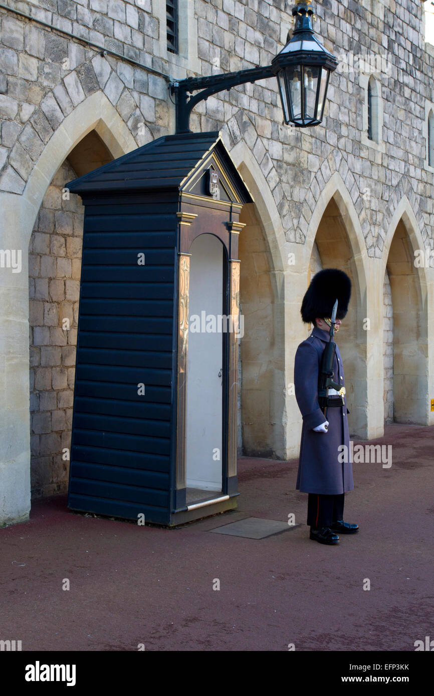 Garde de la reine sur un service de sentinelle au château de Windsor, Berkshire, Angleterre en Janvier Banque D'Images