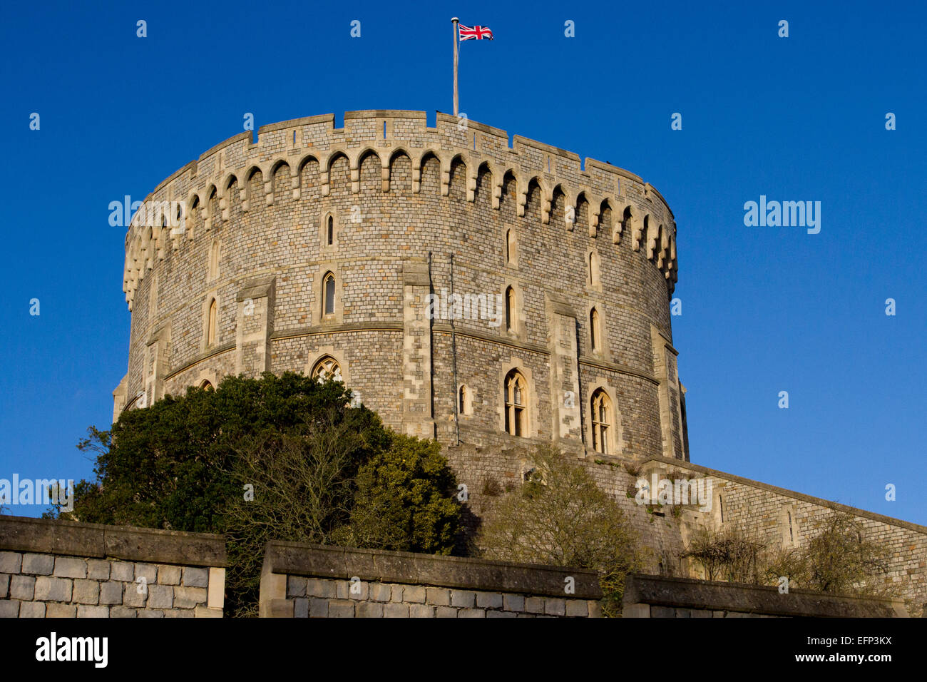 Tour ronde (la) garder au château de Windsor, Berkshire, Angleterre avec Union Jack en janvier vol Banque D'Images