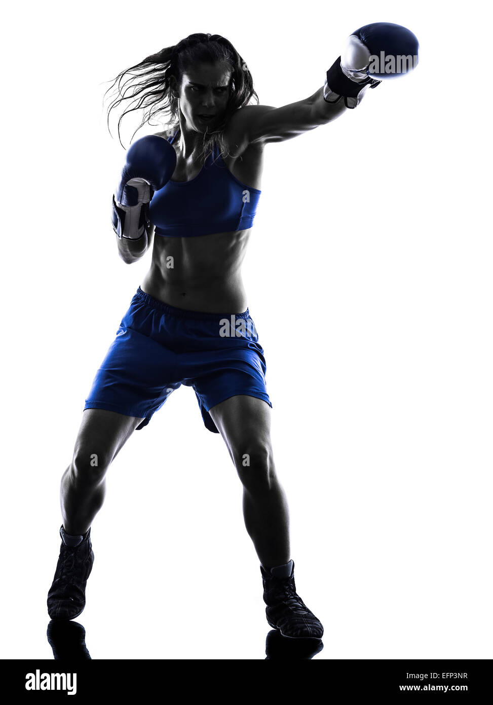 Une femme de kickboxing boxe boxeur en silhouette isolé sur fond blanc Banque D'Images