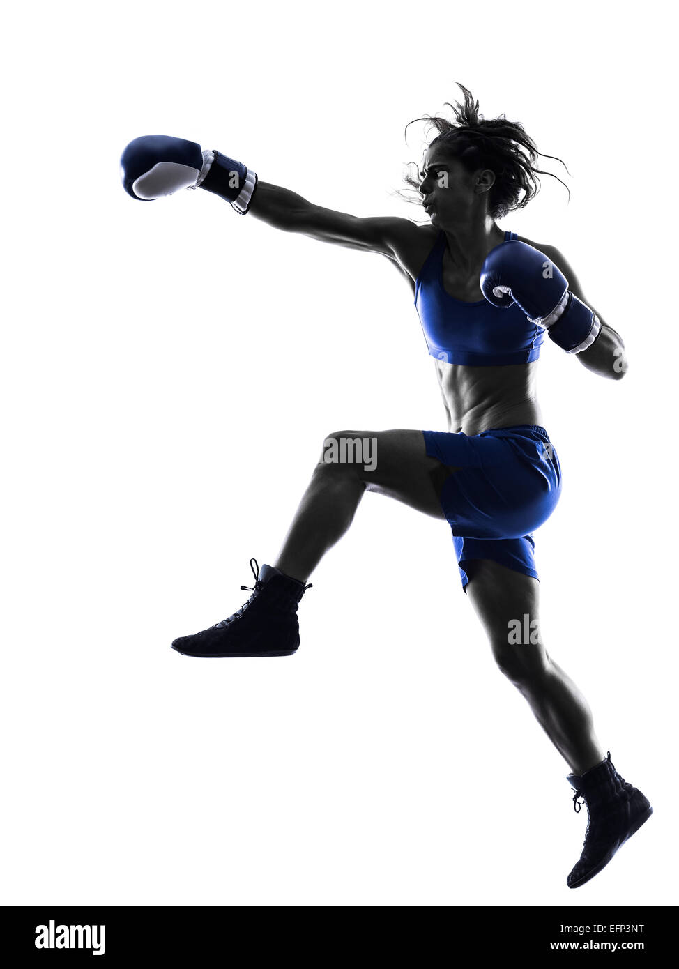 Une femme de kickboxing boxe boxeur en silhouette isolé sur fond blanc Banque D'Images