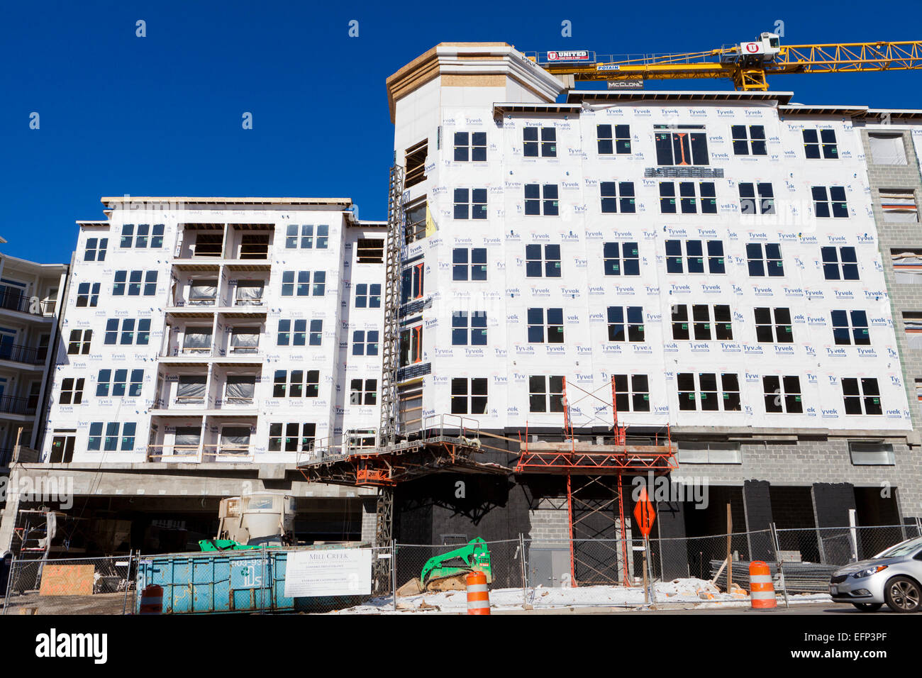 En Tyvek DuPont chambre d'enrubannage appliqué sur nouveau condominium maison en construction - Virginia USA Banque D'Images