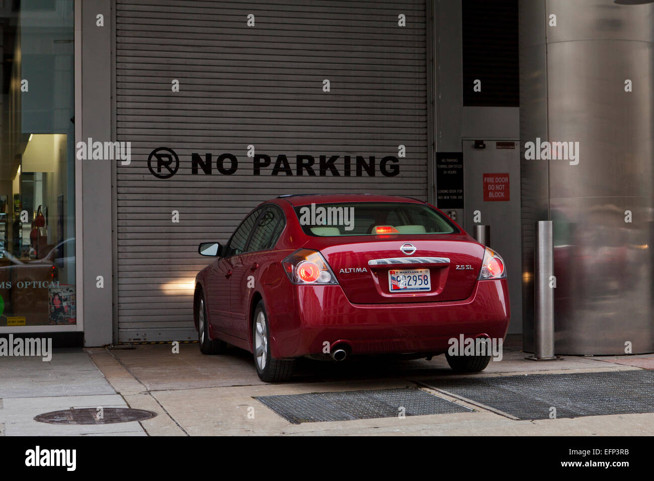 Voiture garée sous no parking sign - USA Banque D'Images