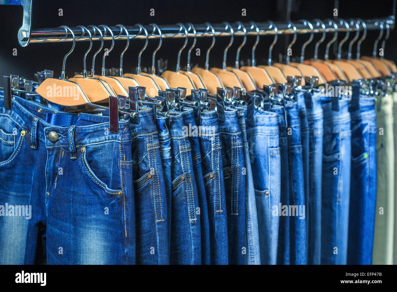 Dans un magasin de jeans bleu Photo Stock Alamy