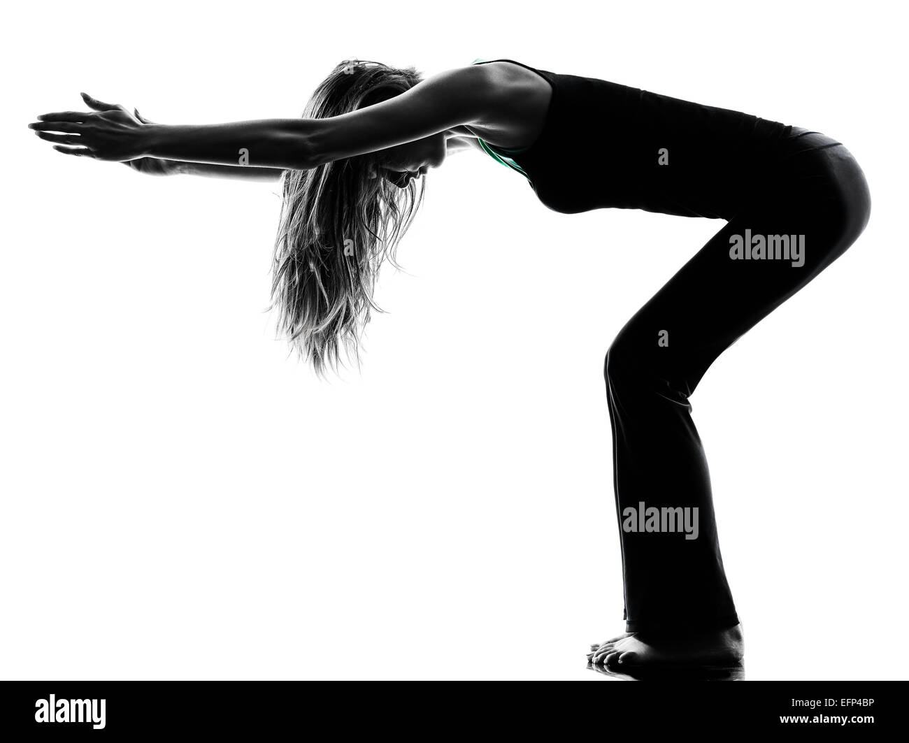 Une danseuse s'étendant des exercices d'échauffement en silhouette studio isolé sur fond blanc Banque D'Images