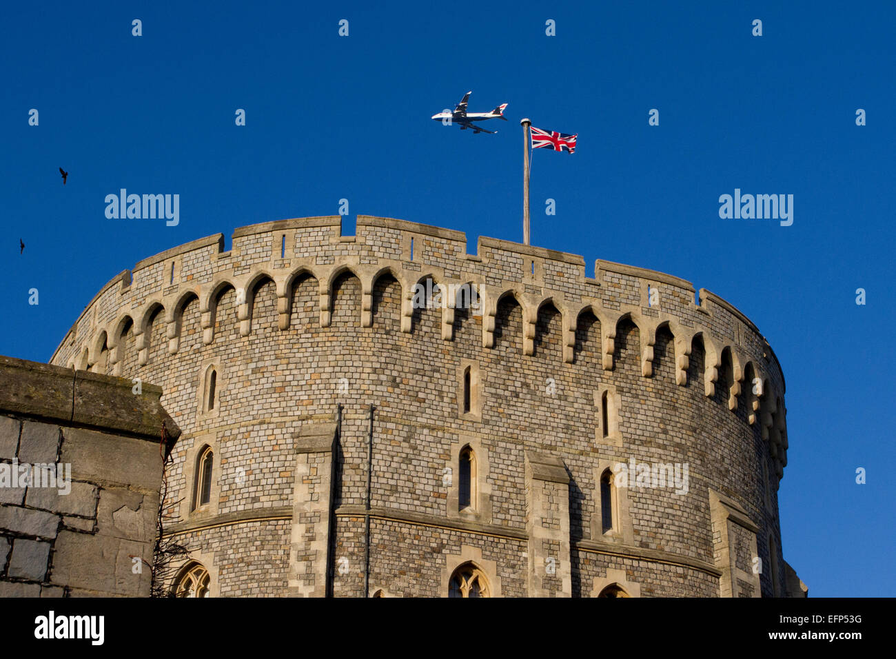 Tour ronde (la) garder au château de Windsor, Berkshire, Angleterre avec Union Jack le vol et les frais généraux de l'avion en Janvier Banque D'Images