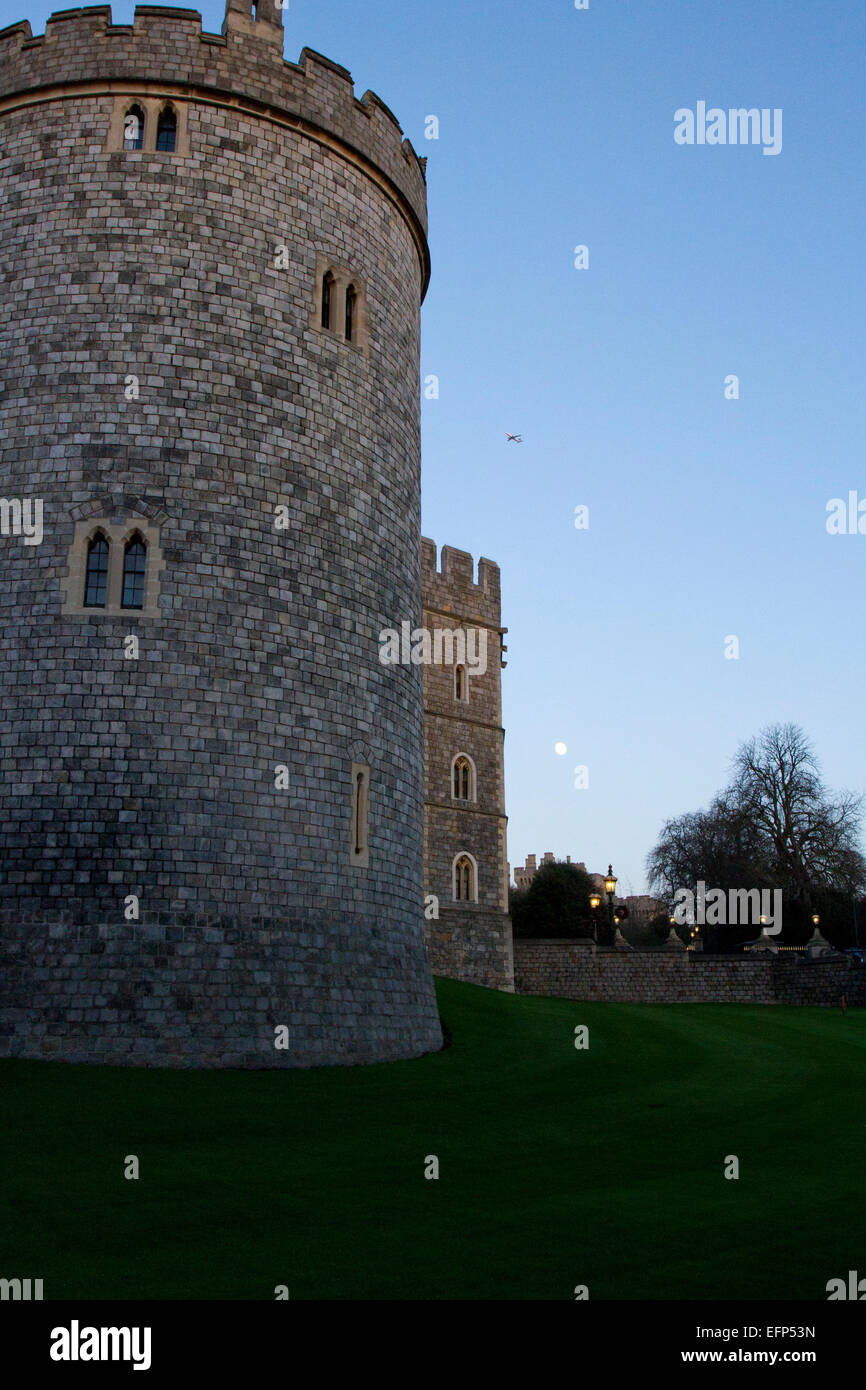 Tour de Salisbury et les murs du château de Windsor, Berkshire, Angleterre avec moon rising au crépuscule en Janvier Banque D'Images