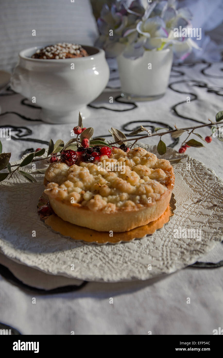 Délicieux petit cherry pie sur nappe floral Banque D'Images