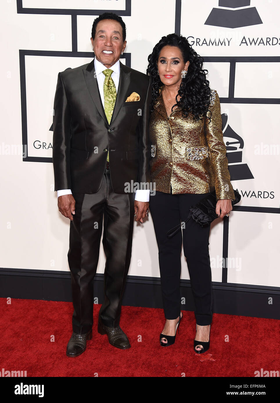 Los Angeles, Californie, USA. Feb 8, 2015. Smokey Robinson & Frances Glandney arrive pour la 57e cérémonie annuelle de remise des prix Grammy au Staples Center. Credit : Lisa O'Connor/ZUMA/Alamy Fil Live News Banque D'Images