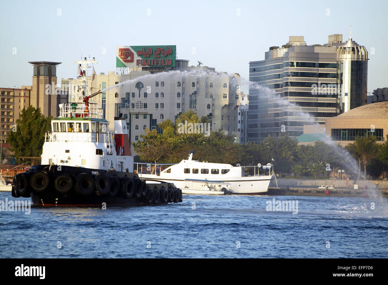Vereinigte Arabische Émirat Dubaï Ville Architektur Creek Al-Khor Hafen Schiffe ï»¿ Untitled Boot Feuerwehr Spritzen Uebung Reisen Tourismus Banque D'Images