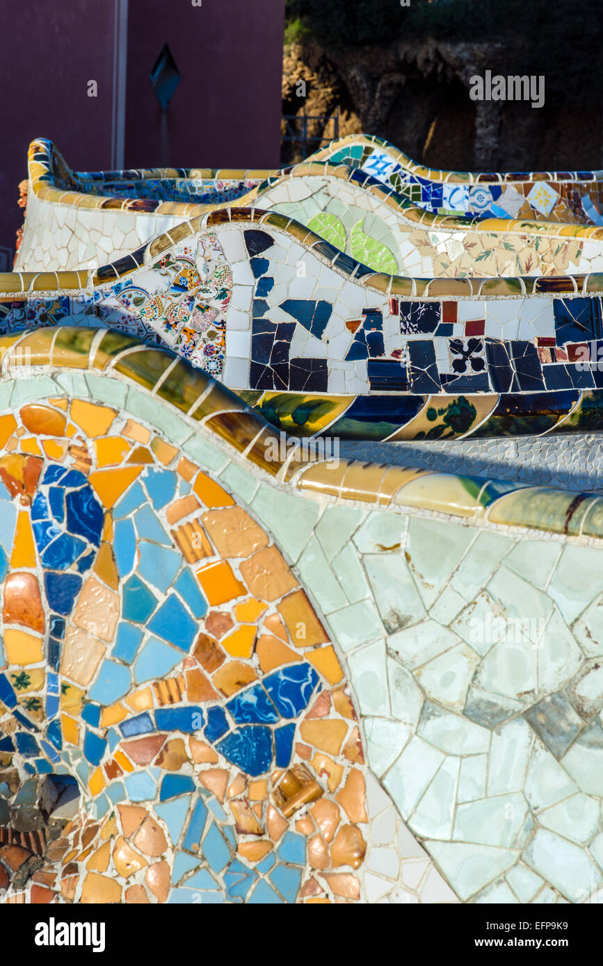 Mosaïque multicolore au banc de parc Guell ou Parc Guell, Barcelone, Catalogne, Espagne Banque D'Images