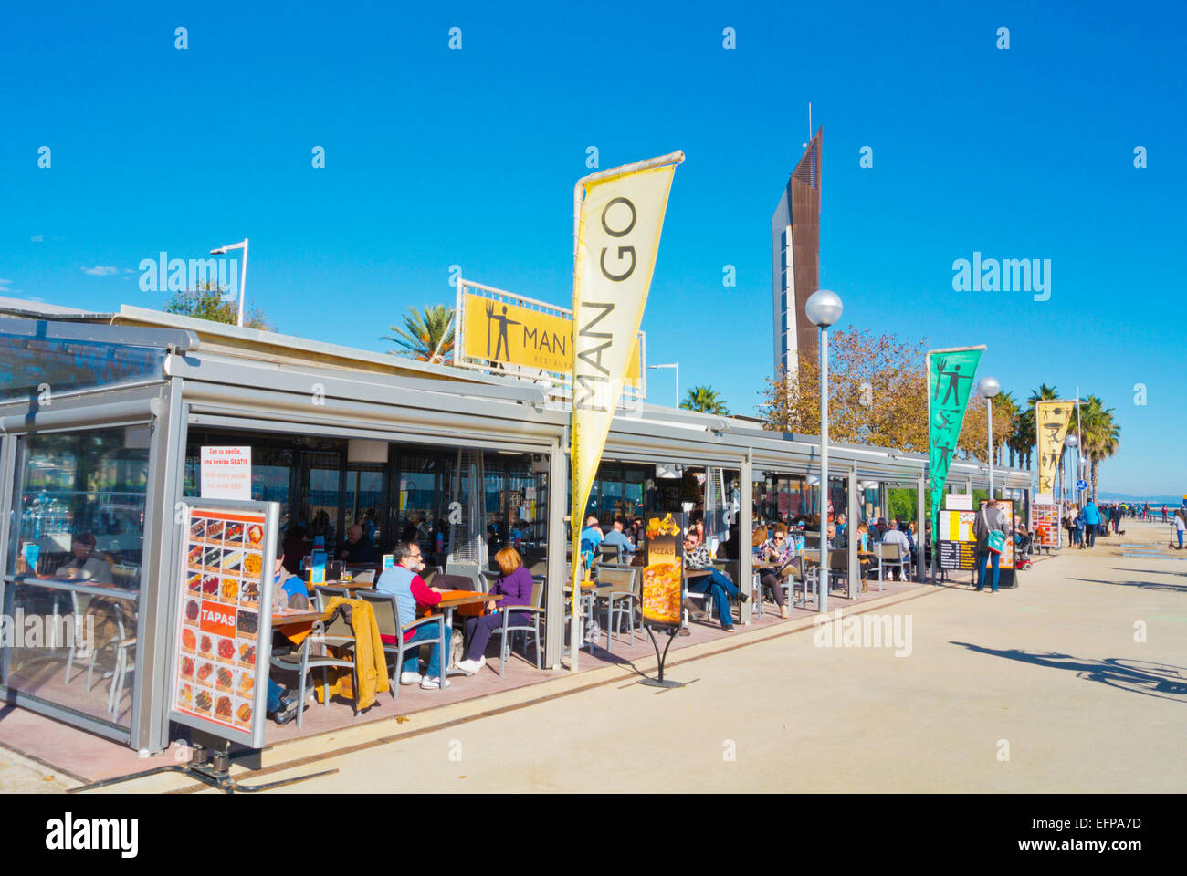 Restaurants et cafés, Passeig Maritim de la Mar Bella, quartier de Poblenou, Sant Marti, Barcelone, Espagne Banque D'Images