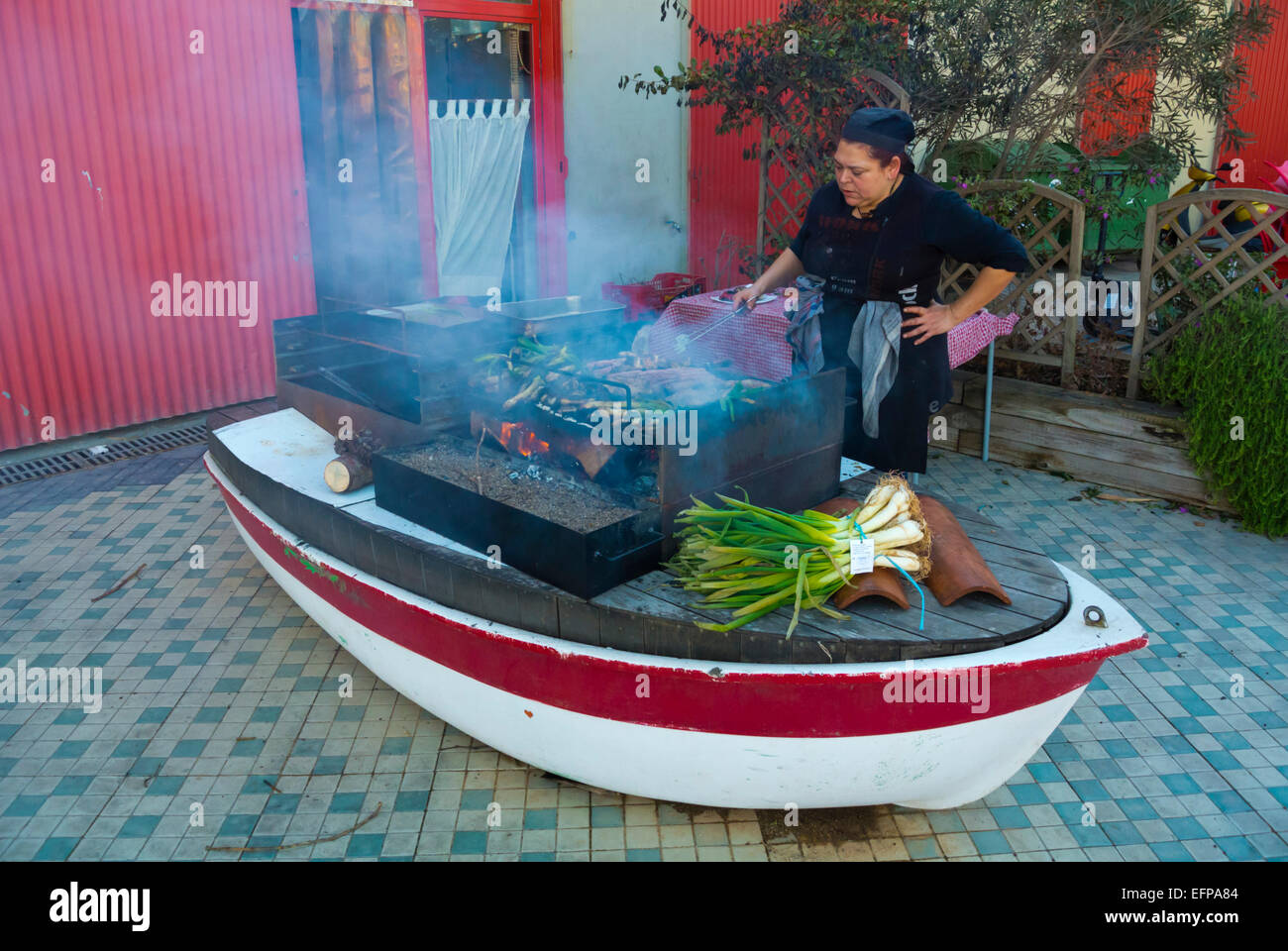 Griller les sardines et les fruits de mer de style andalou, Parc de la Pau, Sant Marti, Barcelone, Espagne Banque D'Images