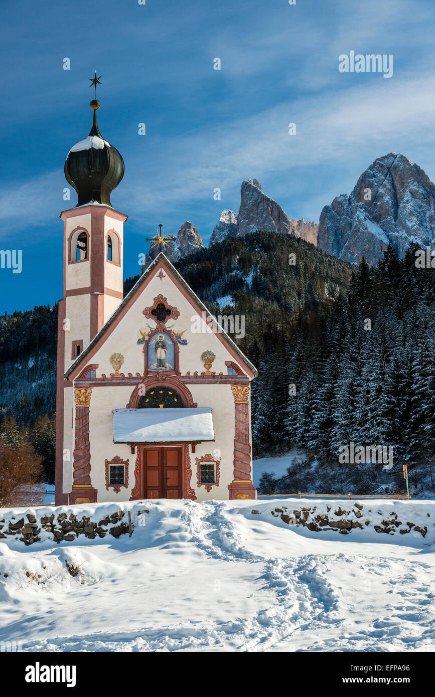 Vue d'hiver de St Johann In Saintes église avec Villnoss Puez-Geisler Dolomites, Val di Funes, Alto Adige Tyrol du Sud, Italie Banque D'Images