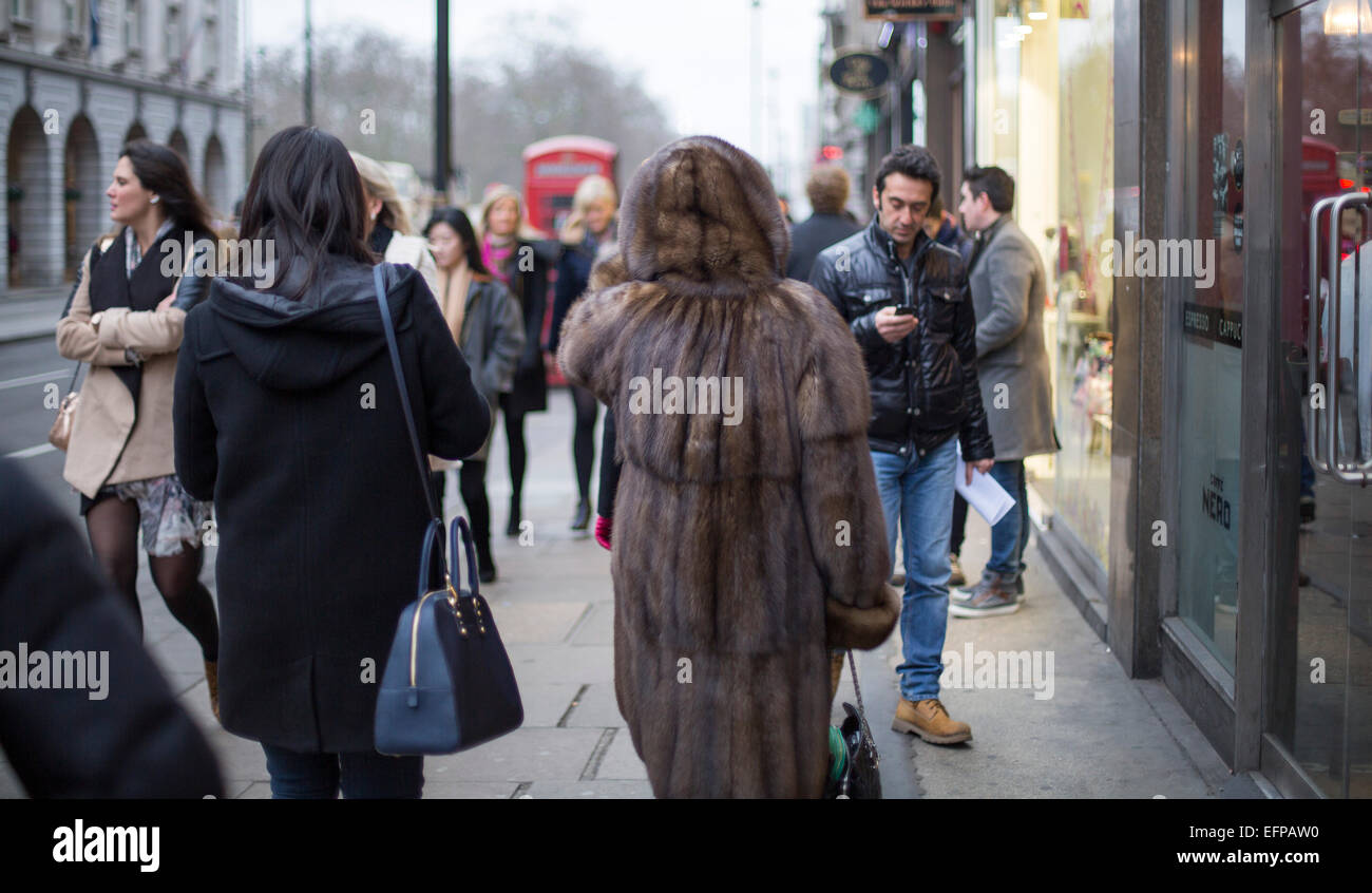 Femme portant riche manteau de fourrure vison véritable rue sable Banque D'Images