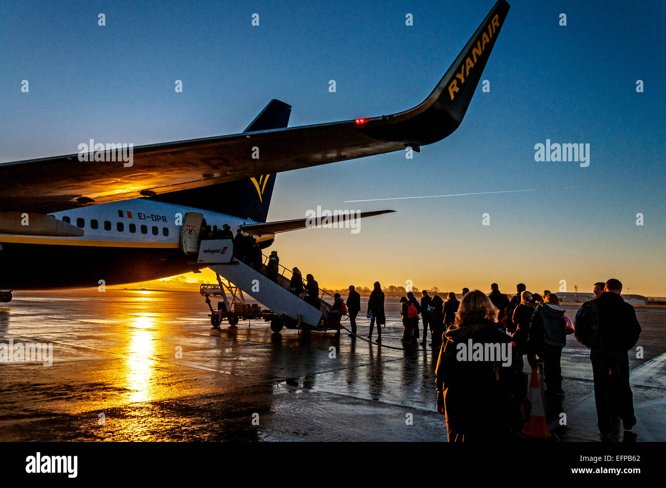 Bristol, Royaume-Uni. L''aéroport de Bristol, Angleterre. Les passagers d'un vol Ryanair pour Dublin au lever du soleil. Crédit : Richard Wayman/Alamy Live News Banque D'Images