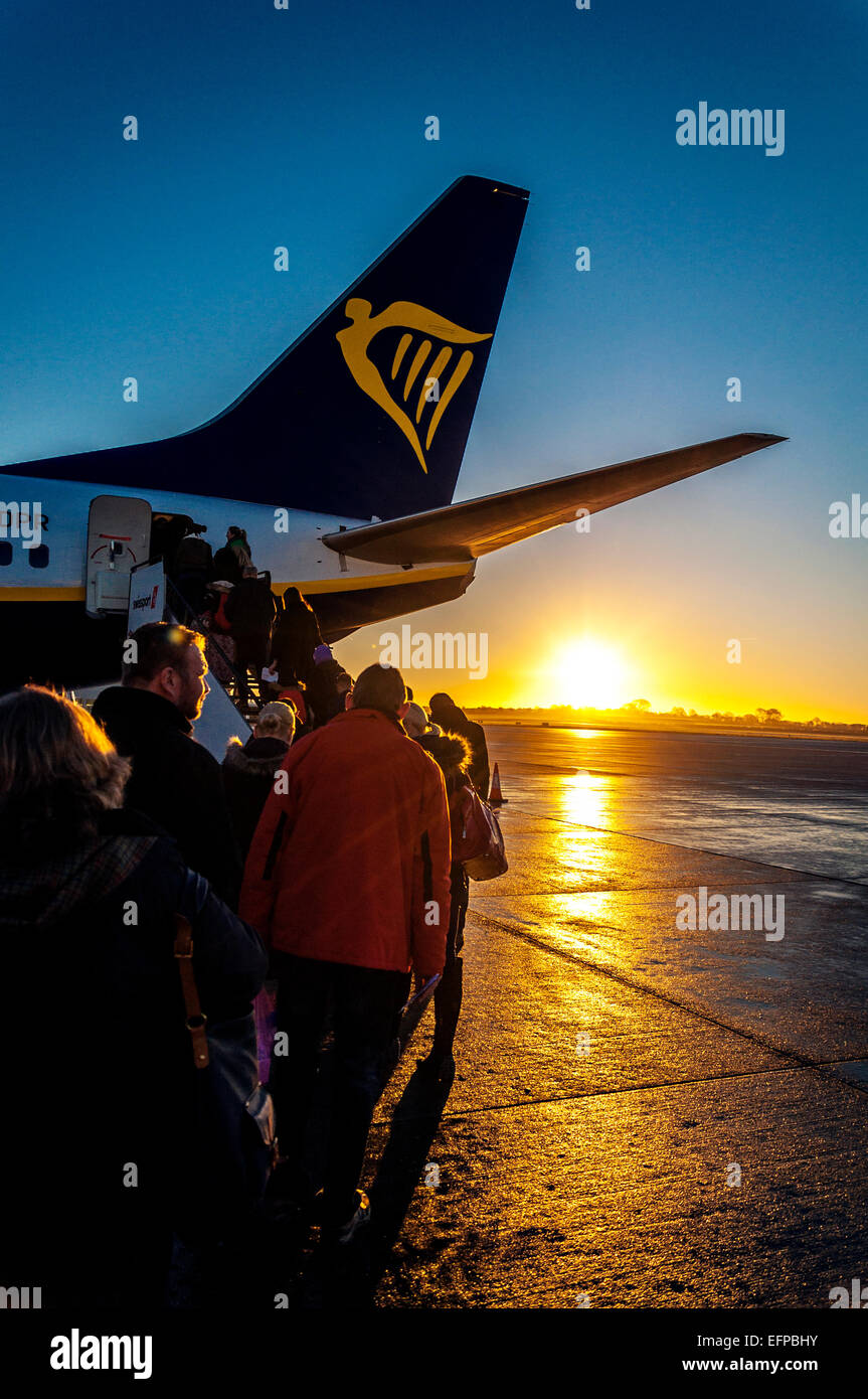 Bristol, Royaume-Uni. 9 Février, 2015. 9e février 2015. Météo britannique. L''aéroport de Bristol, Angleterre. Les passagers d'un vol Ryanair pour Dublin au lever du soleil comme un avion Easyjet taxis. Crédit : Richard Wayman/Alamy Live News Banque D'Images