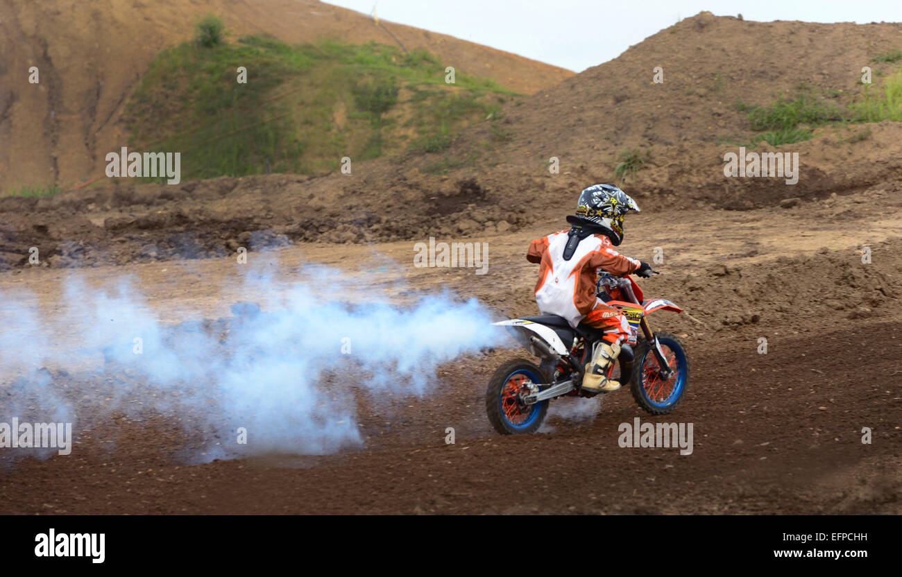 Jeune garçon sur Motocross moto. Banque D'Images