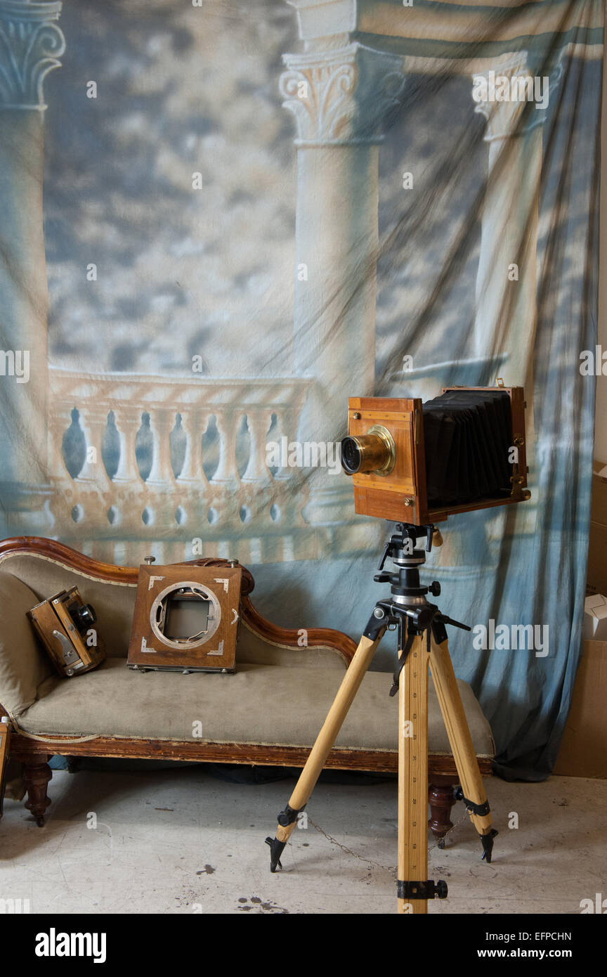 Old fashioned 10x8 appareil photo sur plaque de verre complet avec objectif  Petzval, monté sur un trépied Photo Stock - Alamy