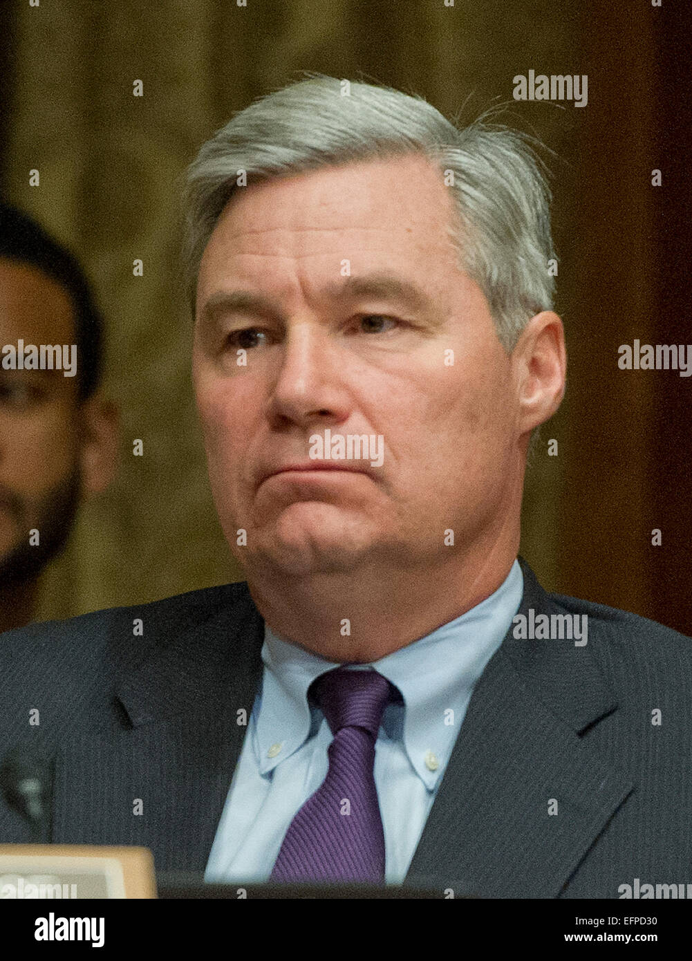 États-unis le sénateur Sheldon Whitehouse (démocrate du Rhode Island) écoute, Shaun Donovan, directeur, Bureau de la gestion et du budget témoigne devant le comité du Sénat américain sur le budget au cours de l'audition du Président de l 'Exercice 2016 Proposition de budget, à Washington, DC le mardi 3 février 2015. Credit : Ron Sachs/CNP Banque D'Images