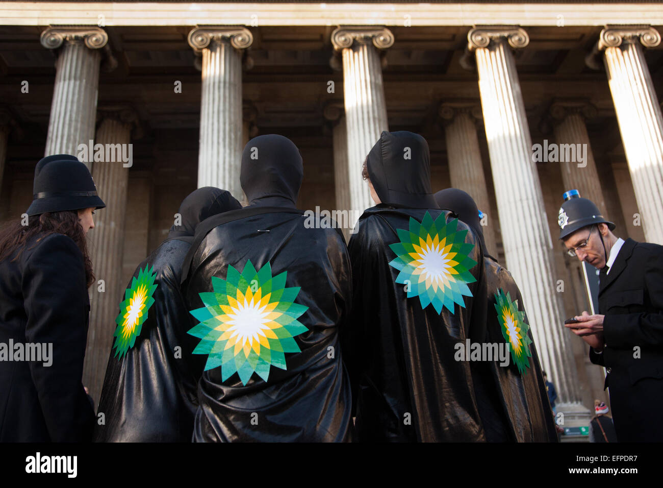 Londres, Royaume-Uni. 8 Février, 2015. Interprètes habillés en nappe de pétrole à l'extérieur du musée. Le groupe d'activiste BP-ou-non-BP effectue en dehors de la British Museum. Credit : Kristian Birsfelden/Alamy Live News Banque D'Images