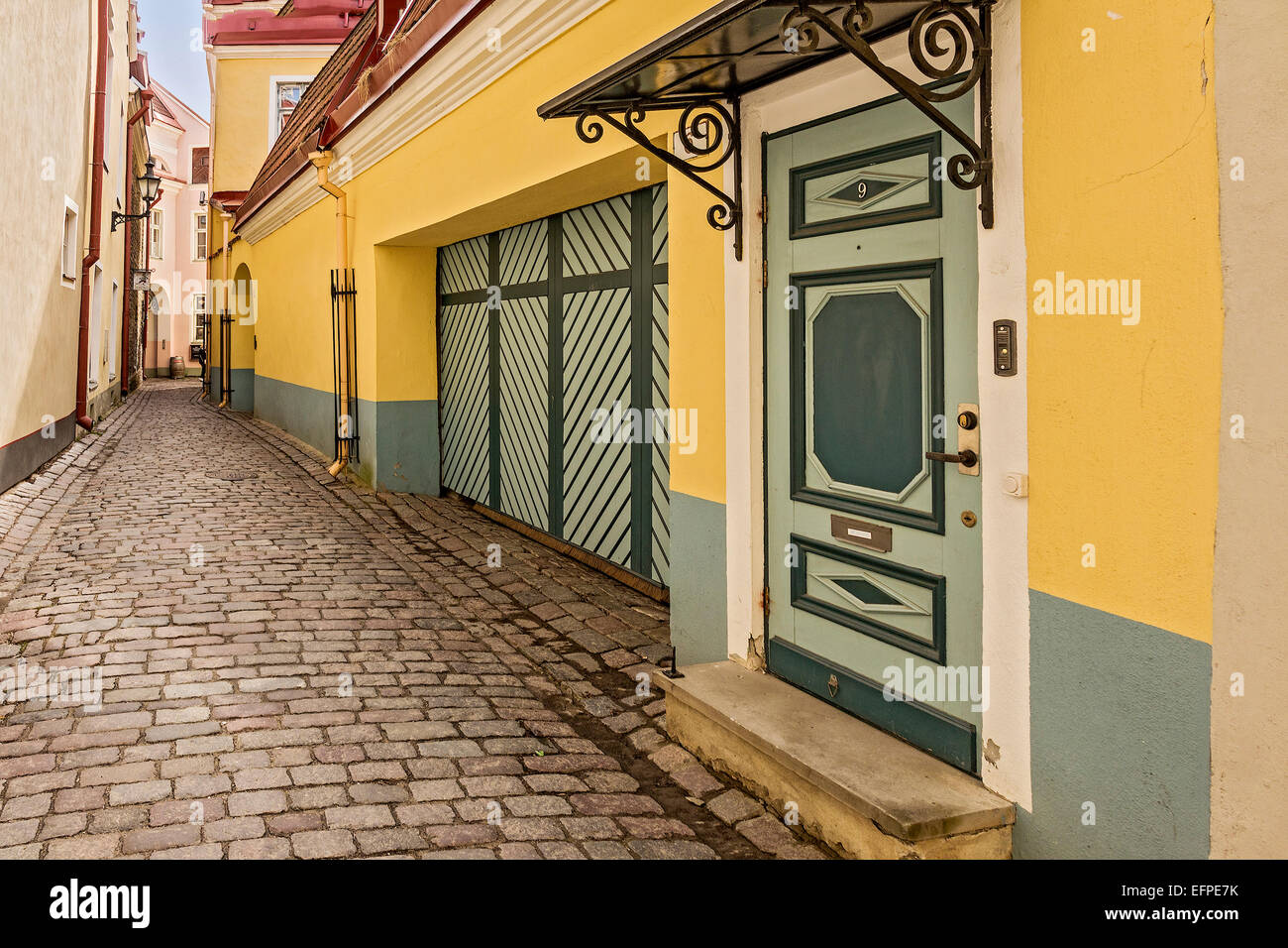 Rue pavée de la vieille ville de Tallinn Estonie Banque D'Images