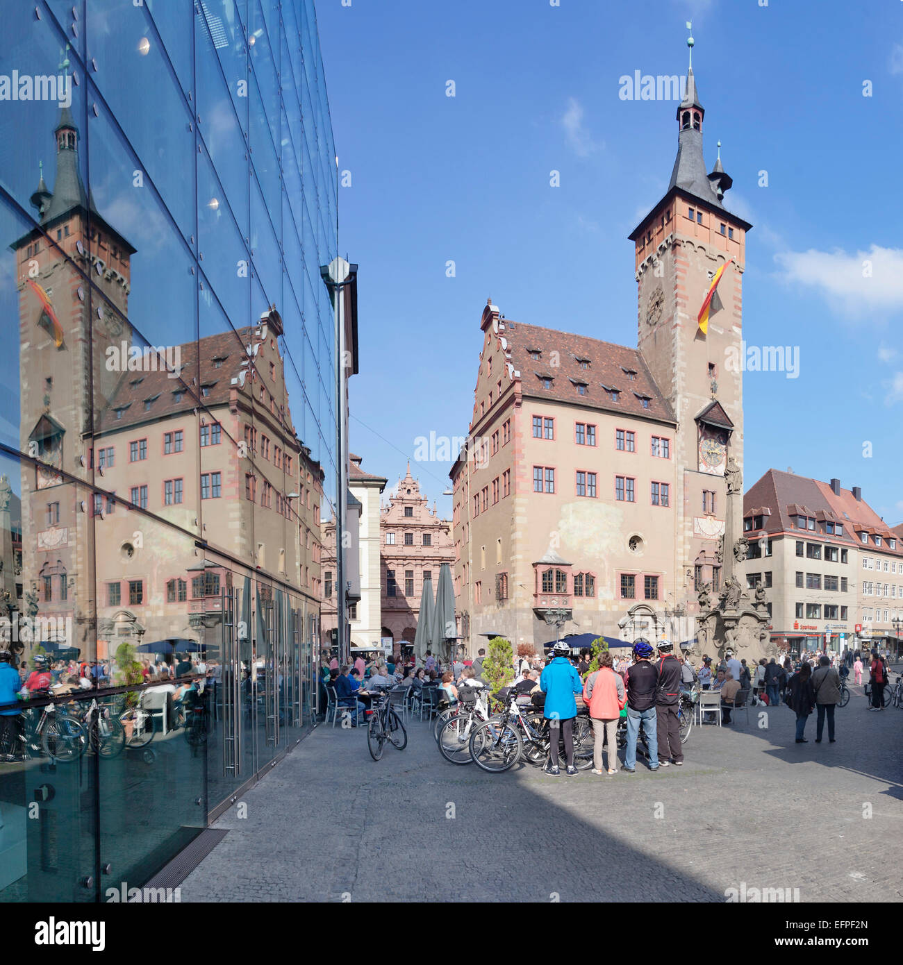 Hôtel de Ville, Tour, Vierroehrenbrunnen Grafeneckart fontaine, Wurzburg, Franconia, Bavaria, Germany, Europe Banque D'Images