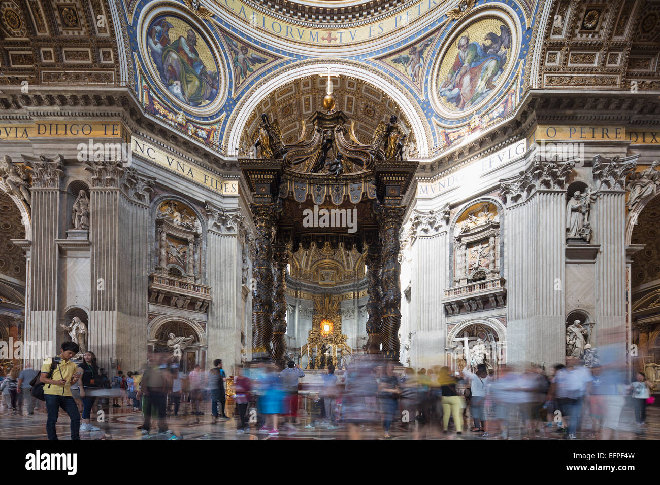 À l'intérieur de la Basilique Saint Pierre. Cité du Vatican, Site du patrimoine mondial de l'UNESCO, Rome, Latium, Italie, Europe Banque D'Images