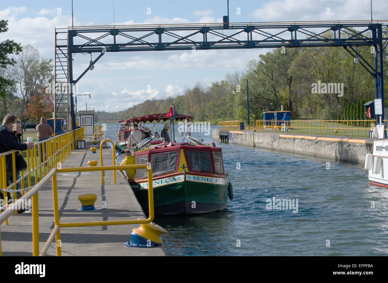 Erie Canal Packet boat étroits jusqu'à côté de lock 30. Banque D'Images